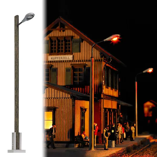 Straßenleuchte mit Holzmast