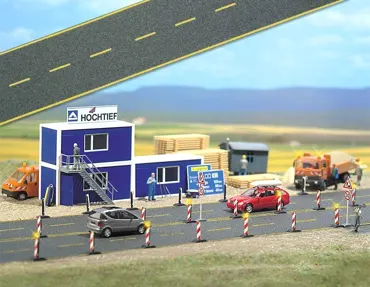 Asphaltstrasse mit gelben Fahrbahnmarkierungen