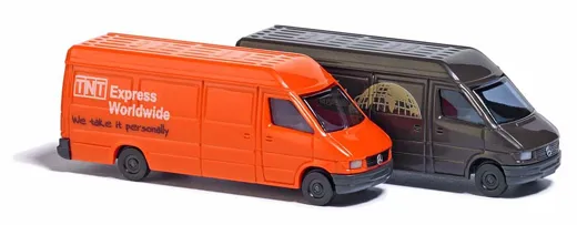 Zwei Mercedes Sprinter »UPS« und »TNT«