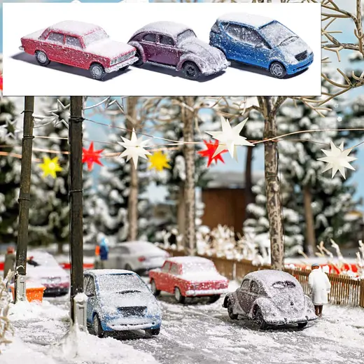 Drei verschneite Autos
