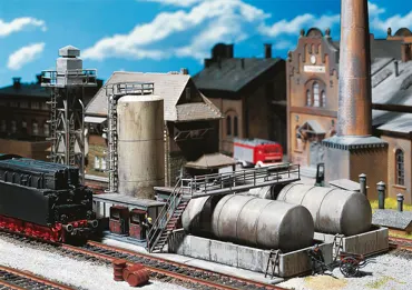 Öllager mit Dieseltankstelle und Ölkran