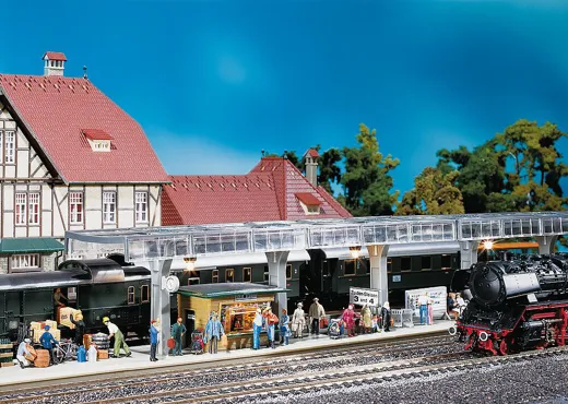 Bahnsteig mit Kiosk