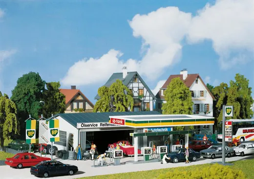 Tankstelle mit Servicegebäude