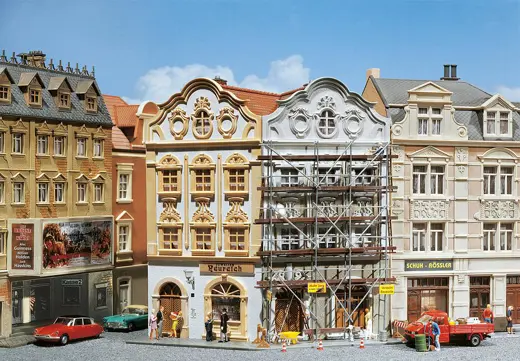 Winkel-Stadthaus mit Malergerüst
