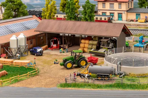 Geräteunterstand, Güllegrube und Futtermittelsilos