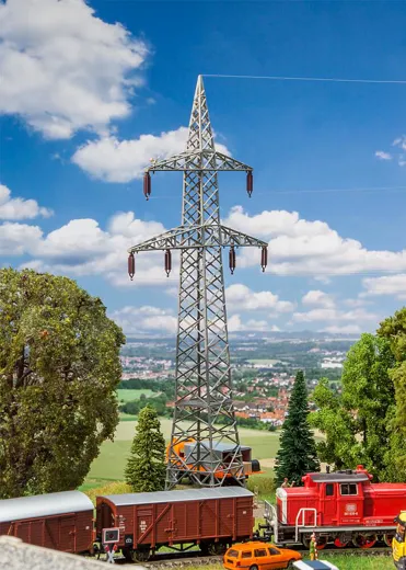 2 Freileitungsmasten (110 kV)