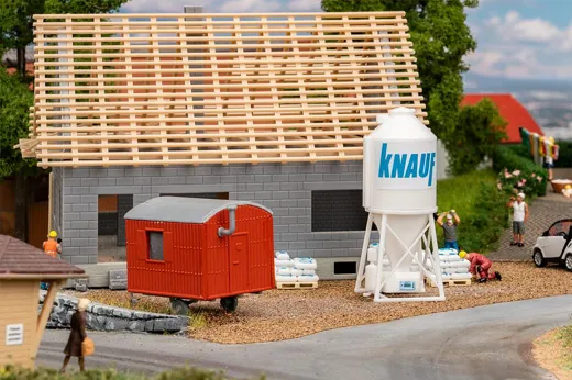 Gipssilo und Bauwagen