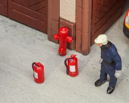6 Feuerlöscher und 2 Hydranten