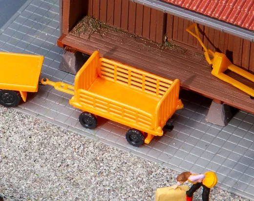 2 Bahnsteigwagen, orange