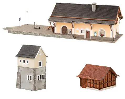 Bahnhof Susch mit Schalthaus, Toilette, Brunnen