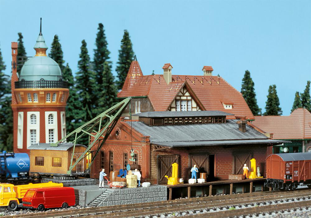 Faller 222180 Güterhalle mit Ladekran World of Trains Modelleisenbahn Shop