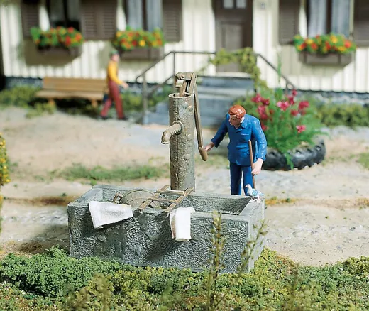 Pumpbrunnen mit Wassertrog