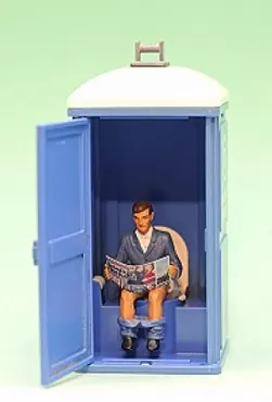 Mann auf Toilette (ohne Häuschen)