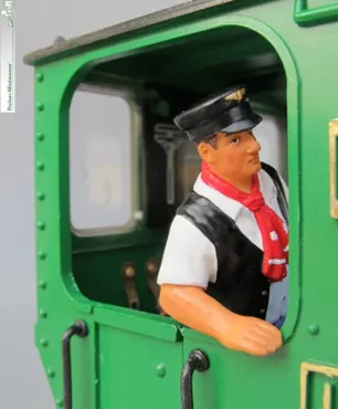 Lokführer Schweiz am Fenster stehend, rechts