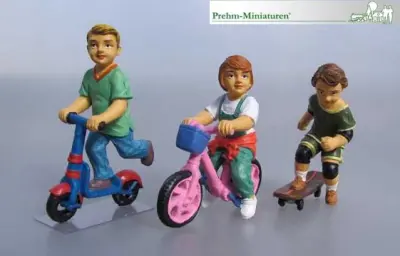 3 Kinder mit Skateboard, Dreirad und Roller