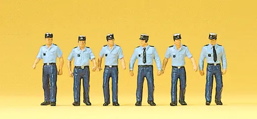 Polizisten in Sommeruniform, gehend