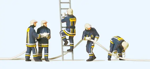 Feuerwehrmänner in moderner Einsatzkleid.