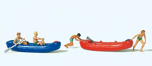 Jugendliche mit Booten