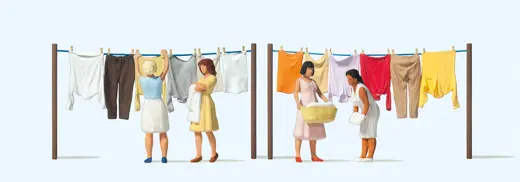 Frauen beim Wäscheaufhängen