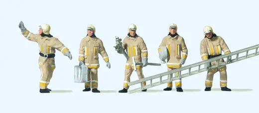 Feuerwehrmänner. Uniformfarbe beige, am Brandort