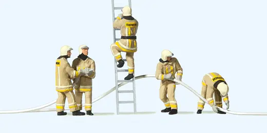 Feuerwehrmänner. Uniformfarbe beige, Löschangriff