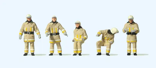 Feuerwehrmänner. Uniformfarbe beige, am Fahrzeug