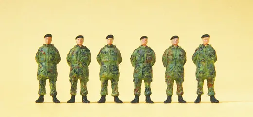 Soldaten stehend, Parka, Barett Bundeswehr