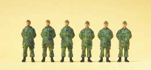 Soldaten stehend, Feldmütze, Parka, Flecktarn Bundeswehr