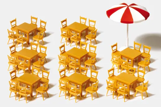 8 Tische, 48 Stühle, 1 Sonnenschirm