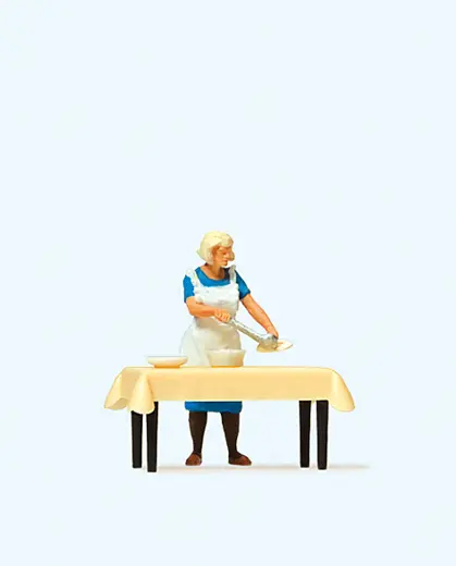 Hausfrau am Tisch Essen schöpfend