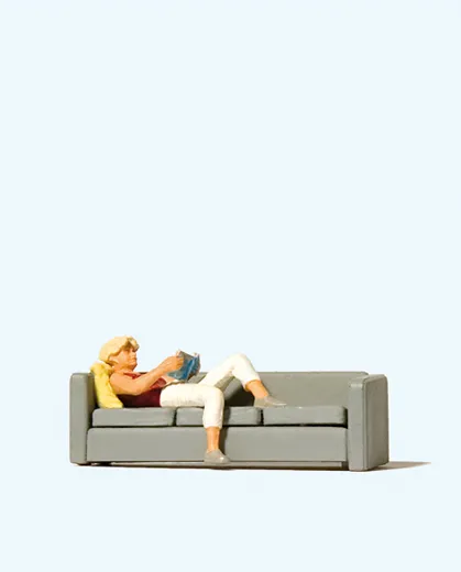 Lesende auf Sofa