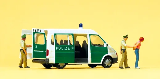 Polizeifahrzeug mit geöffn. Türen, Ford Transit, 2 Polizeibeamte, verhaftete Frau