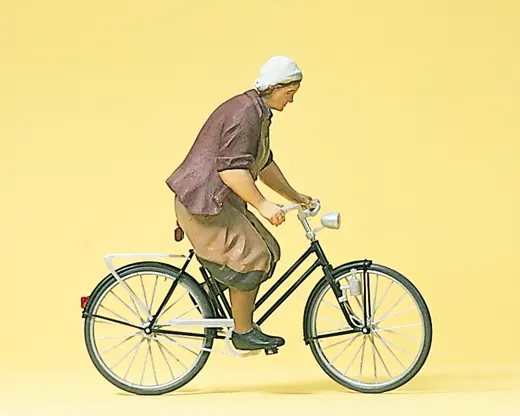 Bäuerin auf Fahrrad