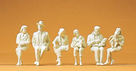 Sitzende Personen, 6 unbemalte Figuren