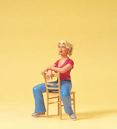 Junge Frau sitzend und Stuhl