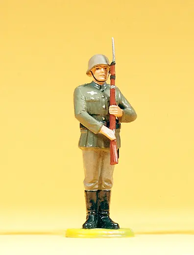 Soldat stehend Gewehr präsentierend
