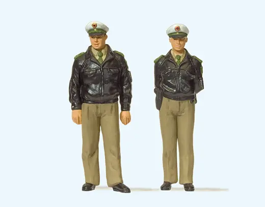 Polizisten stehend, grüne Uniform
