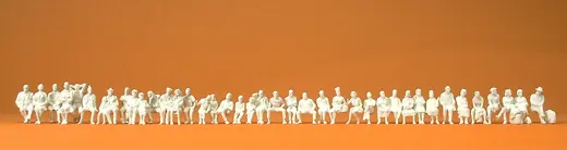 Sitzende Reisende. 39 unbemalte Figuren