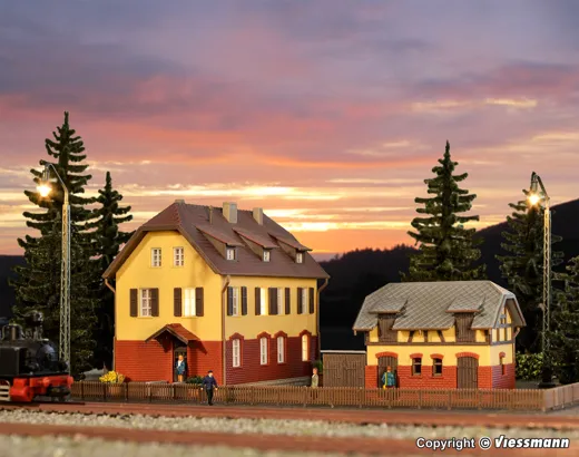 N Eisenbahnergebaeude mit Neb