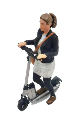 Frau mit E-Roller Metall