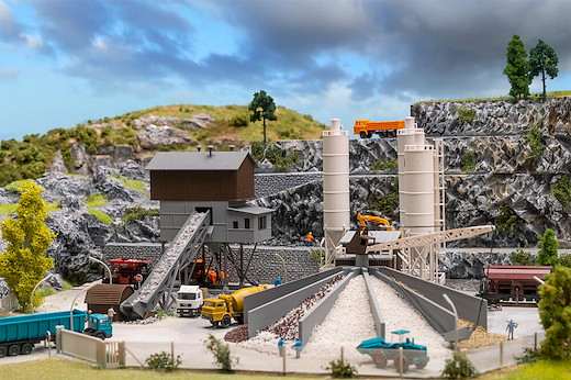 Betonmischwerk mit Kies-Verladesilo