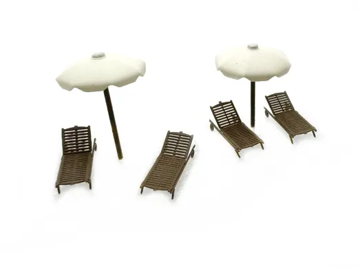 Holzliegestühle und Shirm