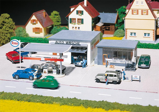 Tankstelle mit Waschhalle