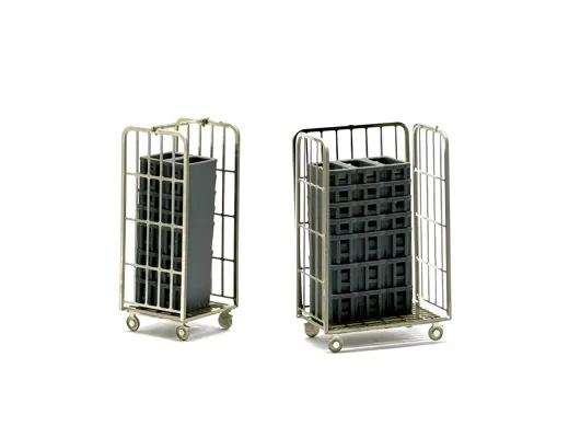 2 Paketwagen mit grauen Postbehältern