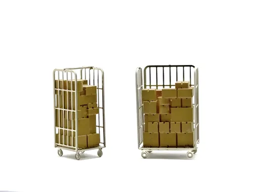 2 Paketwagen mit Paketen