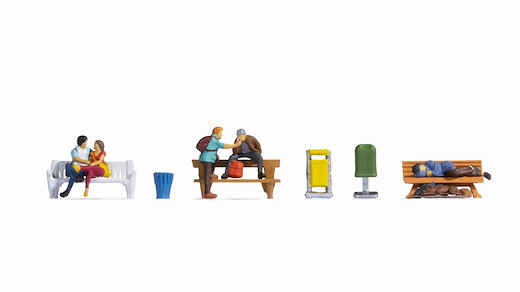 Menschen auf Bänken