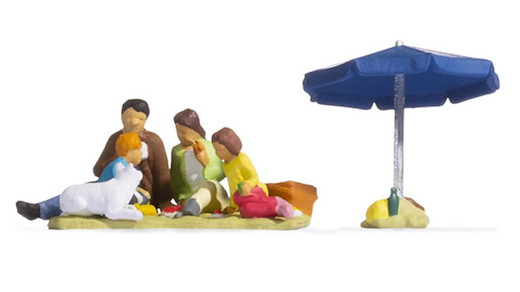 Familie beim Picknick