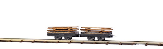 Zwei Wagen mit Bretterladung