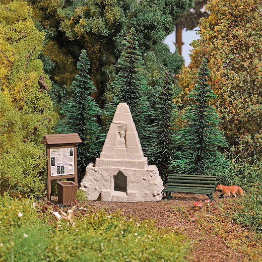 Obelisk im Wald