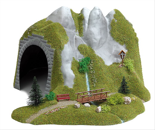 Tunnel mit Bach und Holzsteg